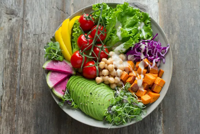 Prato colorido com legumes, grão-de-bico e abacate