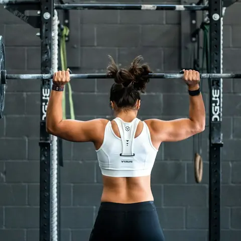 Atleta levantando barra